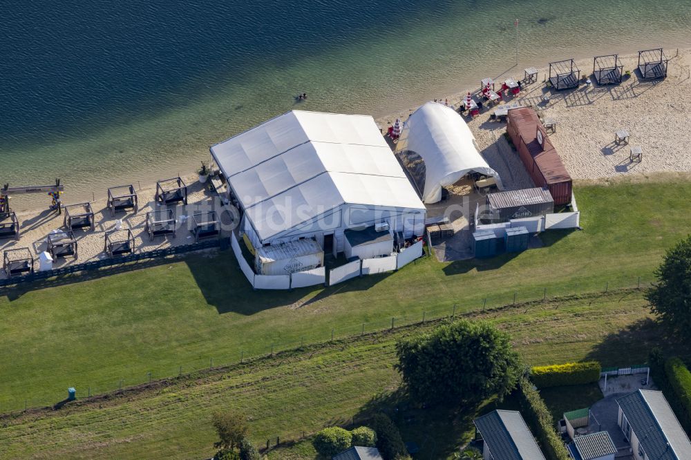 Luftaufnahme Wachtendonk - Tische und Sitzbänke der Freiluft- Gaststätte Barbeja am Wankumer Heidesee in Wachtendonk im Bundesland Nordrhein-Westfalen, Deutschland