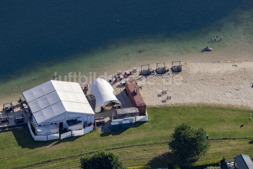 Wachtendonk von oben - Tische und Sitzbänke der Freiluft- Gaststätte Barbeja am Wankumer Heidesee in Wachtendonk im Bundesland Nordrhein-Westfalen, Deutschland