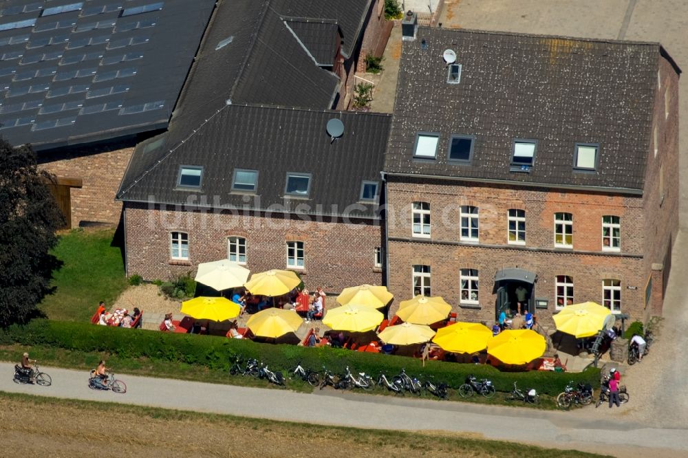 Duisburg von oben - Tische und Sitzbänke der Freiluft- Gaststätte Bauerncafe Ellerhof in Duisburg im Bundesland Nordrhein-Westfalen