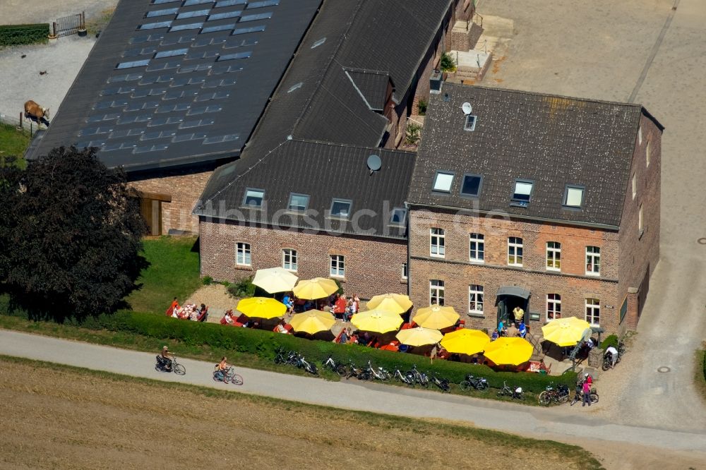 Duisburg aus der Vogelperspektive: Tische und Sitzbänke der Freiluft- Gaststätte Bauerncafe Ellerhof in Duisburg im Bundesland Nordrhein-Westfalen