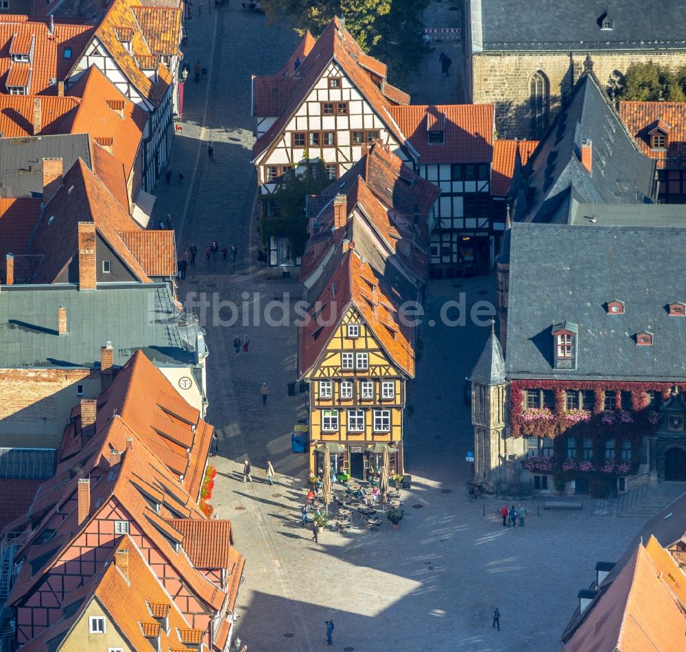 Luftaufnahme Quedlinburg - Tische und Sitzbänke der Freiluft- Gaststätte Boulevard-Cafe in Quedlinburg im Bundesland Sachsen-Anhalt, Deutschland