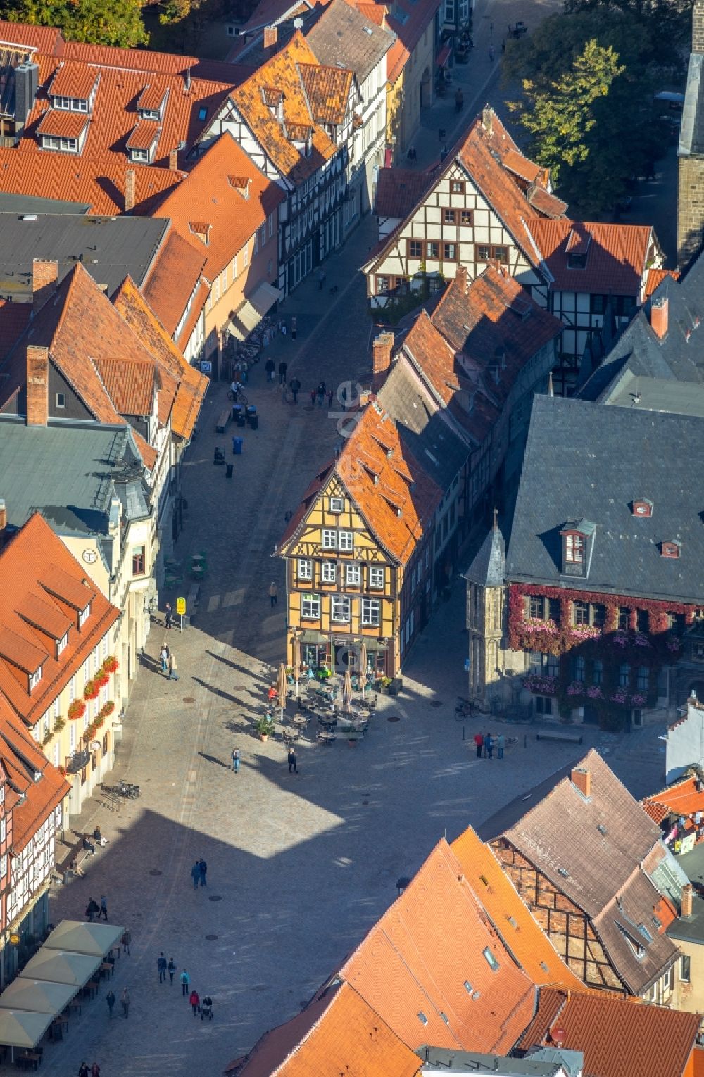 Quedlinburg von oben - Tische und Sitzbänke der Freiluft- Gaststätte Boulevard-Cafe in Quedlinburg im Bundesland Sachsen-Anhalt, Deutschland