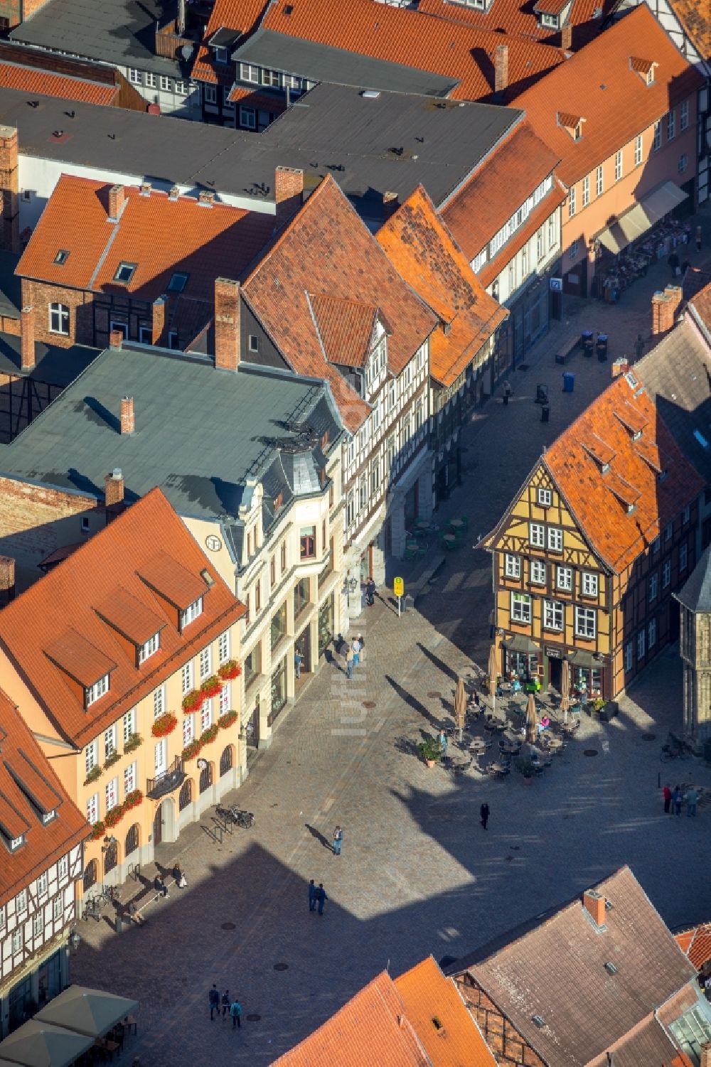 Luftbild Quedlinburg - Tische und Sitzbänke der Freiluft- Gaststätte Boulevard-Cafe in Quedlinburg im Bundesland Sachsen-Anhalt, Deutschland