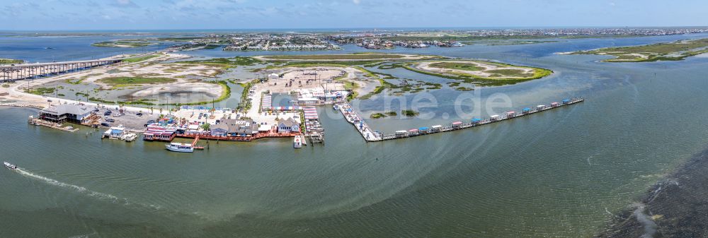 Corpus Christi aus der Vogelperspektive: Tische und Sitzbänke der Freiluft- Gaststätte Doc's Seafood and Steaks, Snoopy's Pier and The Pearl in Corpus Christi in Texas, USA