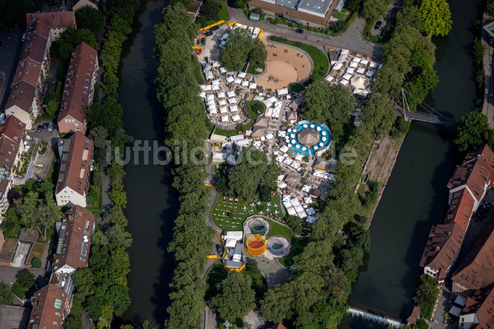 Nürnberg von oben - Tische und Sitzbänke der Freiluft- Gaststätte Insel Schütt in Nürnberg im Bundesland Bayern, Deutschland