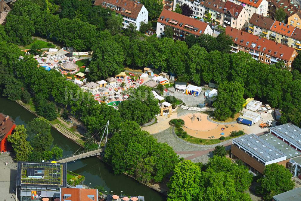 Luftaufnahme Nürnberg - Tische und Sitzbänke der Freiluft- Gaststätte Insel Schütt in Nürnberg im Bundesland Bayern, Deutschland