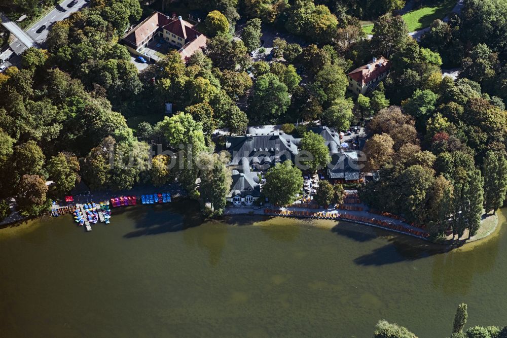 Luftbild München - Tische und Sitzbänke der Freiluft- Gaststätte Seehaus in München im Bundesland Bayern, Deutschland