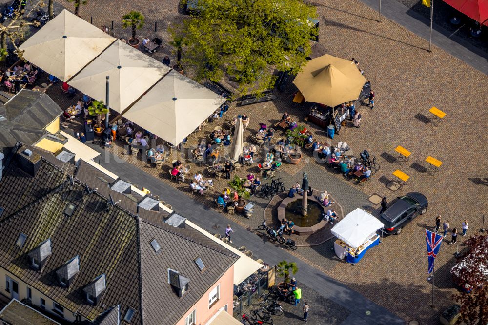 Xanten von oben - Tische und Sitzbänke der Freiluft- Gaststätte in Xanten im Bundesland Nordrhein-Westfalen, Deutschland