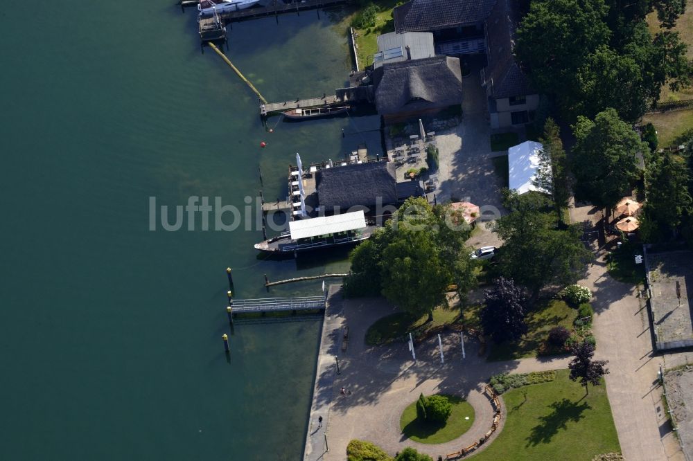 Luftaufnahme Altenhof, Schorfheide - Tische und Sitzbänke der Freiluft- Gaststätten Alte-Fischerei am Ufer des Werbellinsee in Altenhof, Schorfheide im Bundesland Brandenburg