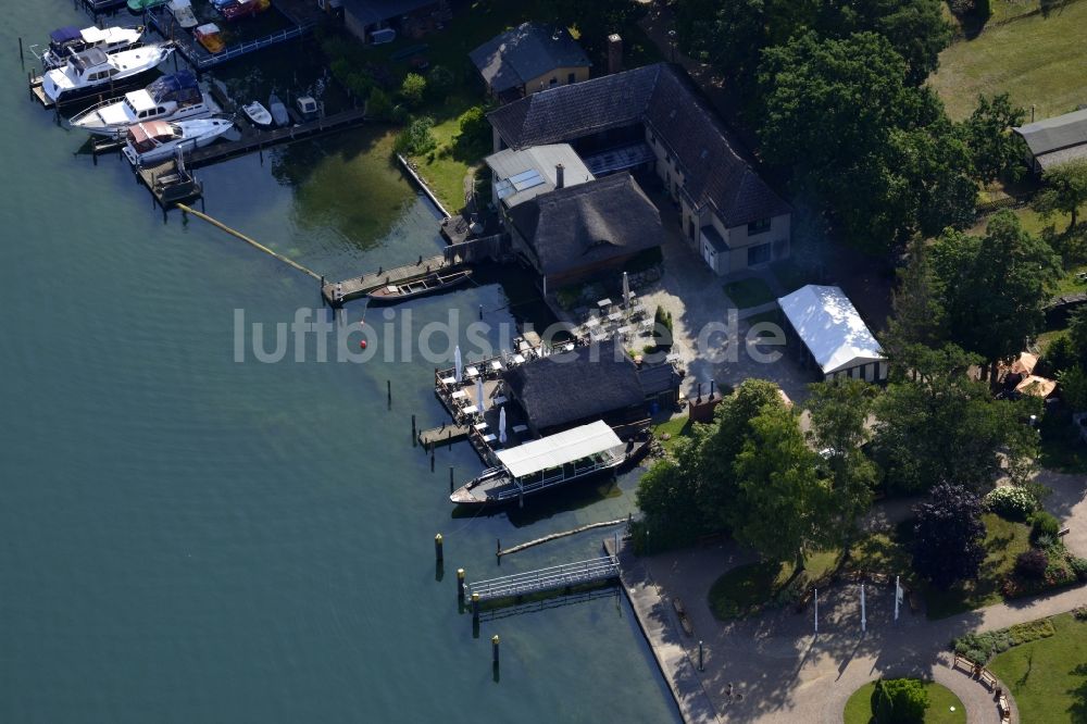 Altenhof, Schorfheide aus der Vogelperspektive: Tische und Sitzbänke der Freiluft- Gaststätten Alte-Fischerei am Ufer des Werbellinsee in Altenhof, Schorfheide im Bundesland Brandenburg