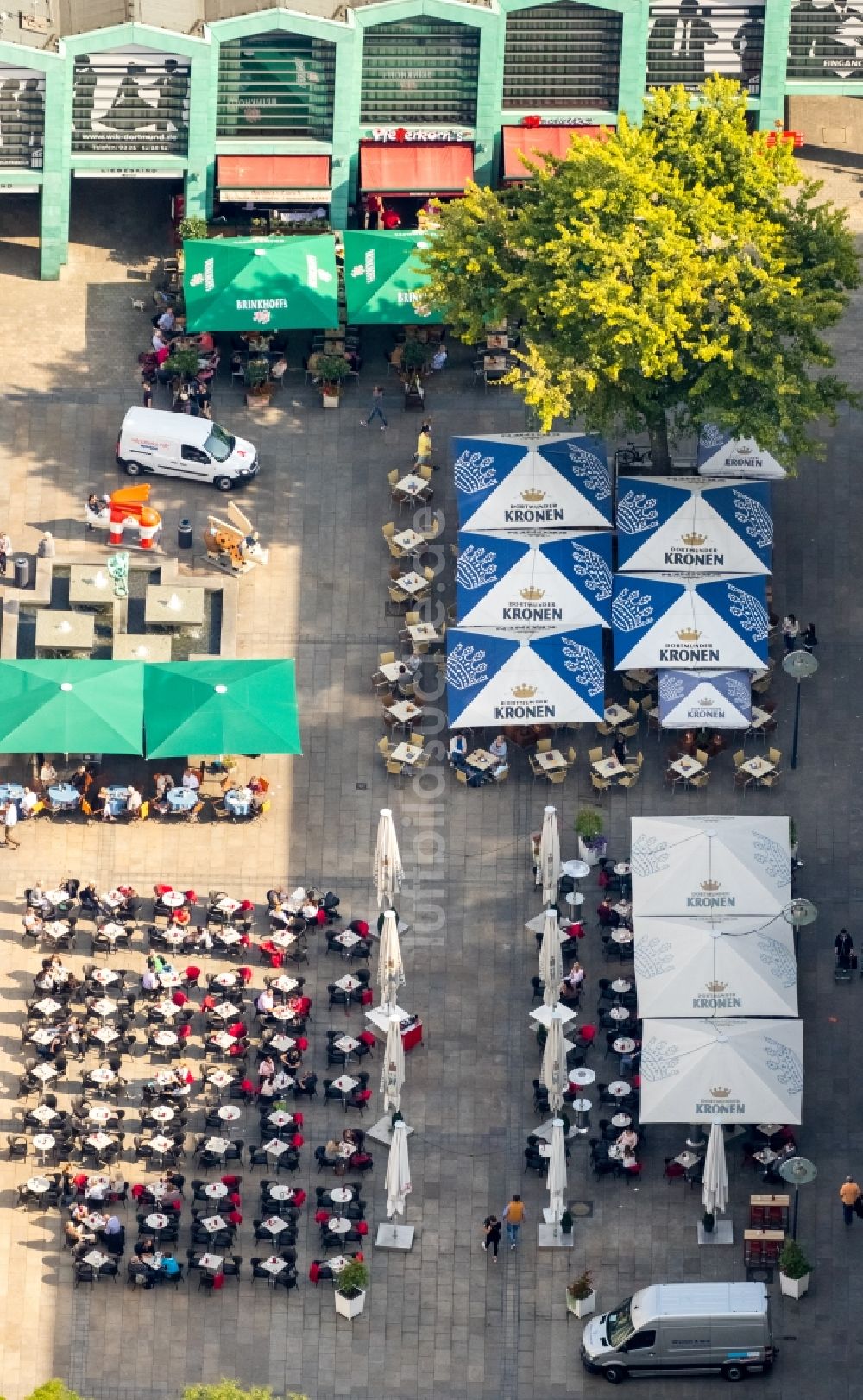 Luftaufnahme Dortmund - Tische und Sitzbänke der Freiluft- Gaststätten am Altem Markt in Dortmund im Bundesland Nordrhein-Westfalen