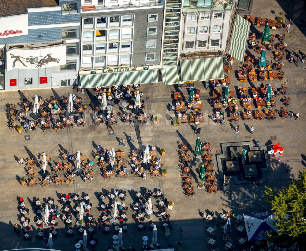 Dortmund von oben - Tische und Sitzbänke der Freiluft- Gaststätten auf dem Alten Markt in Dortmund im Bundesland Nordrhein-Westfalen