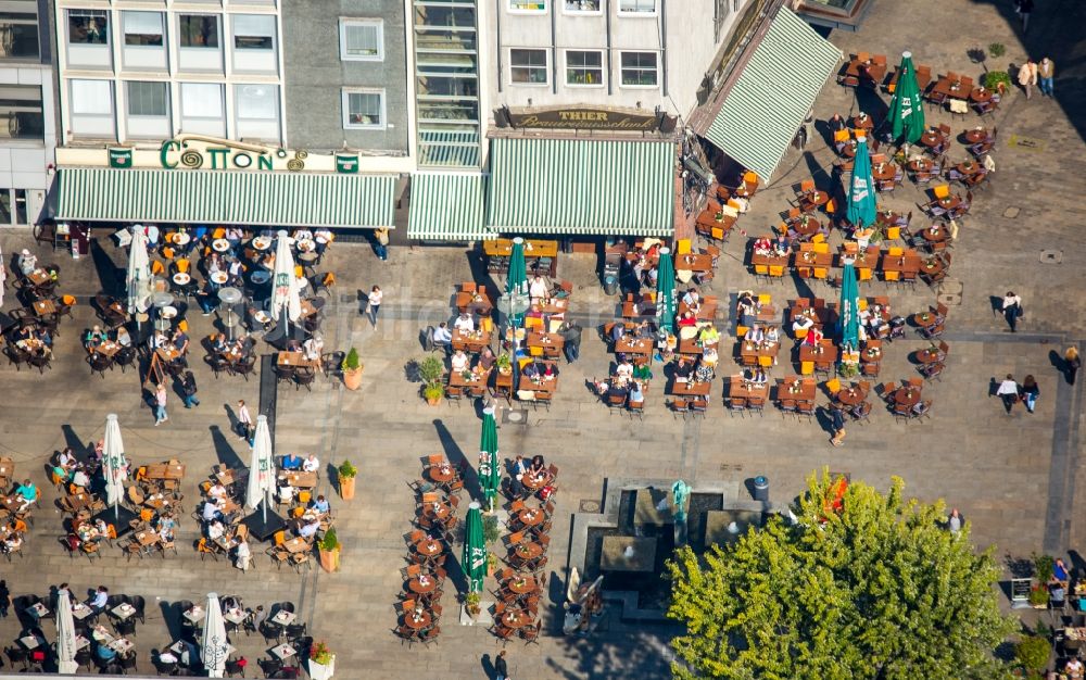 Dortmund aus der Vogelperspektive: Tische und Sitzbänke der Freiluft- Gaststätten auf dem Alten Markt in Dortmund im Bundesland Nordrhein-Westfalen