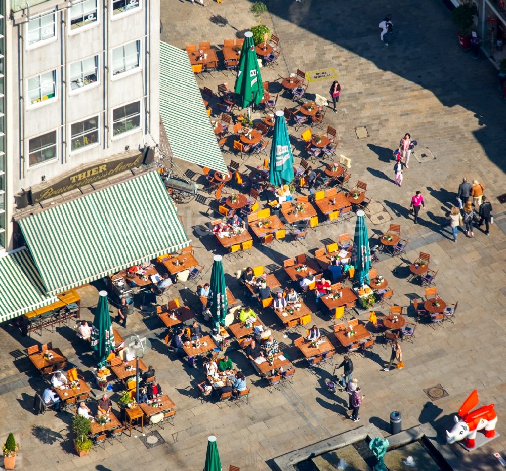 Luftaufnahme Dortmund - Tische und Sitzbänke der Freiluft- Gaststätten auf dem Alten Markt in Dortmund im Bundesland Nordrhein-Westfalen