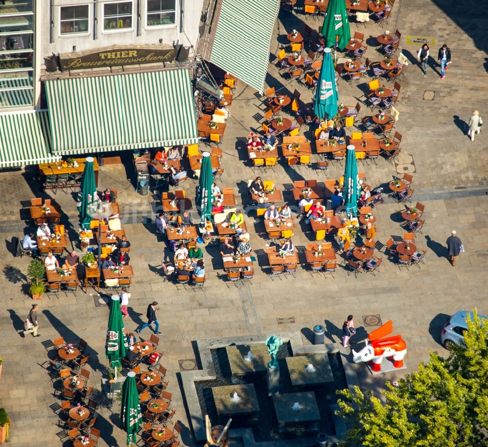 Dortmund von oben - Tische und Sitzbänke der Freiluft- Gaststätten auf dem Alten Markt in Dortmund im Bundesland Nordrhein-Westfalen