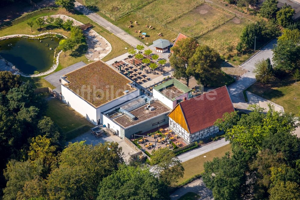 Hamm von oben - Tische und Sitzbänke der Freiluft- Gaststätten Altes Fährhaus in Hamm im Bundesland Nordrhein-Westfalen