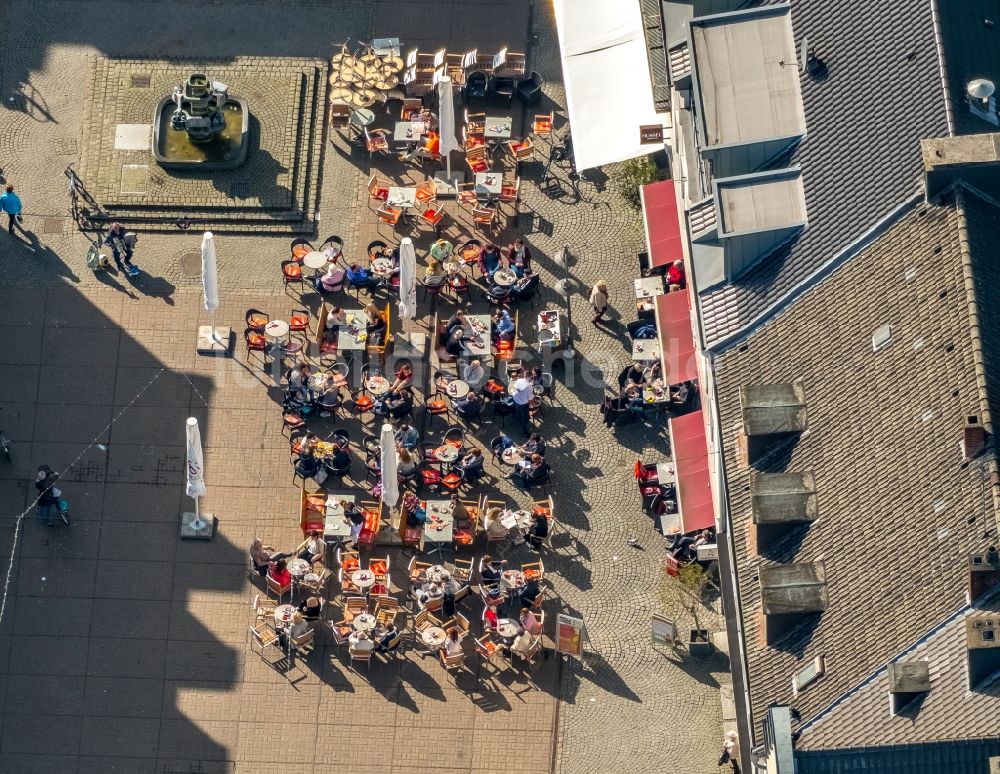 Luftaufnahme Dorsten - Tische und Sitzbänke der Freiluft- Gaststätten im Altstadtadtzentrum in Dorsten im Bundesland Nordrhein-Westfalen