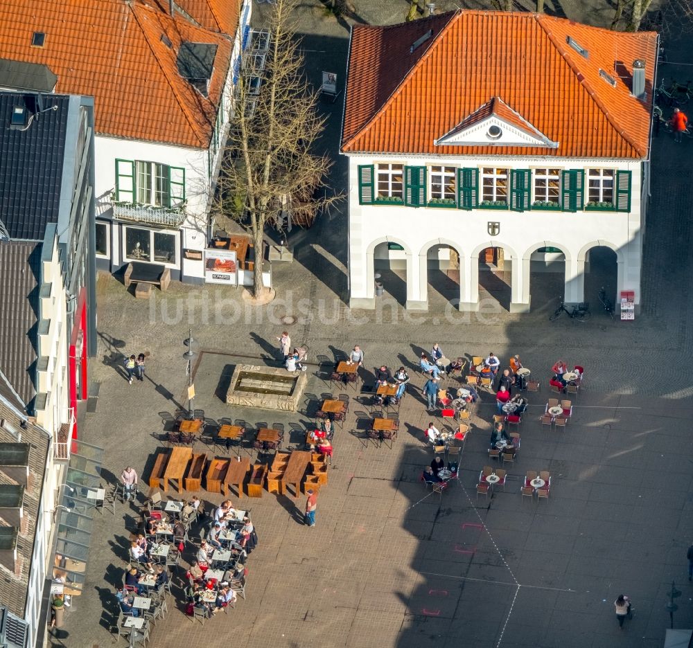 Dorsten von oben - Tische und Sitzbänke der Freiluft- Gaststätten im Altstadtadtzentrum in Dorsten im Bundesland Nordrhein-Westfalen