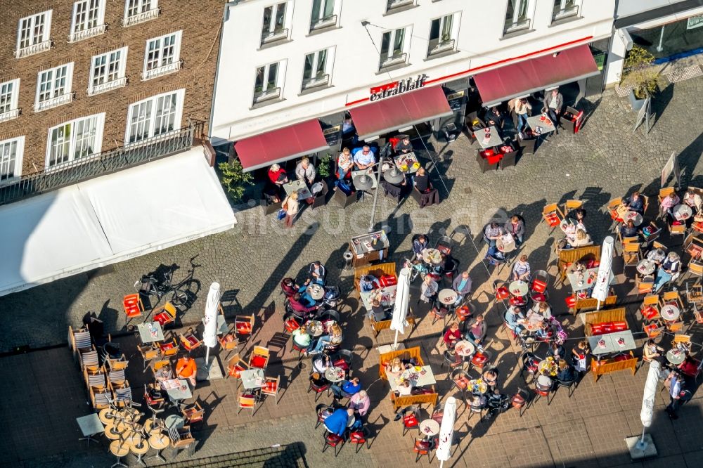 Dorsten aus der Vogelperspektive: Tische und Sitzbänke der Freiluft- Gaststätten im Altstadtadtzentrum in Dorsten im Bundesland Nordrhein-Westfalen