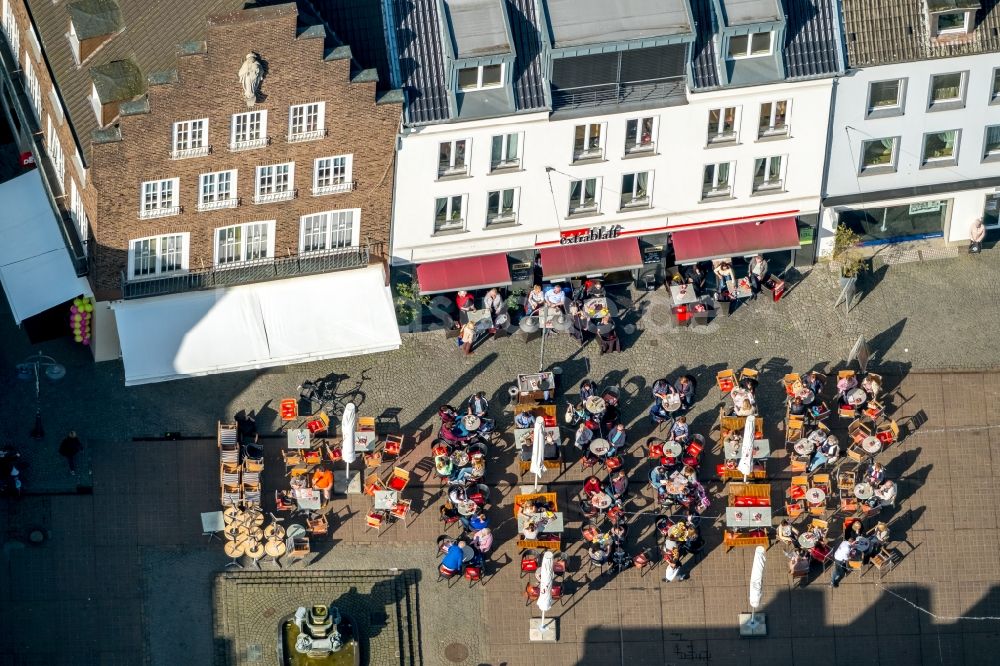 Luftbild Dorsten - Tische und Sitzbänke der Freiluft- Gaststätten im Altstadtadtzentrum in Dorsten im Bundesland Nordrhein-Westfalen