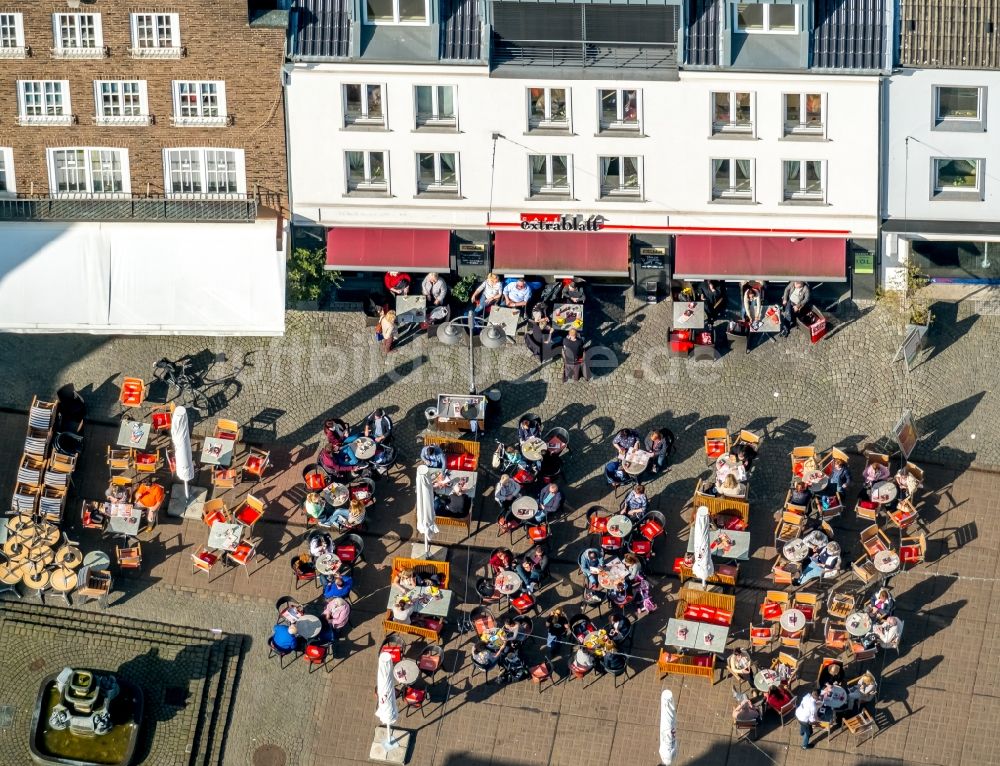 Luftaufnahme Dorsten - Tische und Sitzbänke der Freiluft- Gaststätten im Altstadtadtzentrum in Dorsten im Bundesland Nordrhein-Westfalen