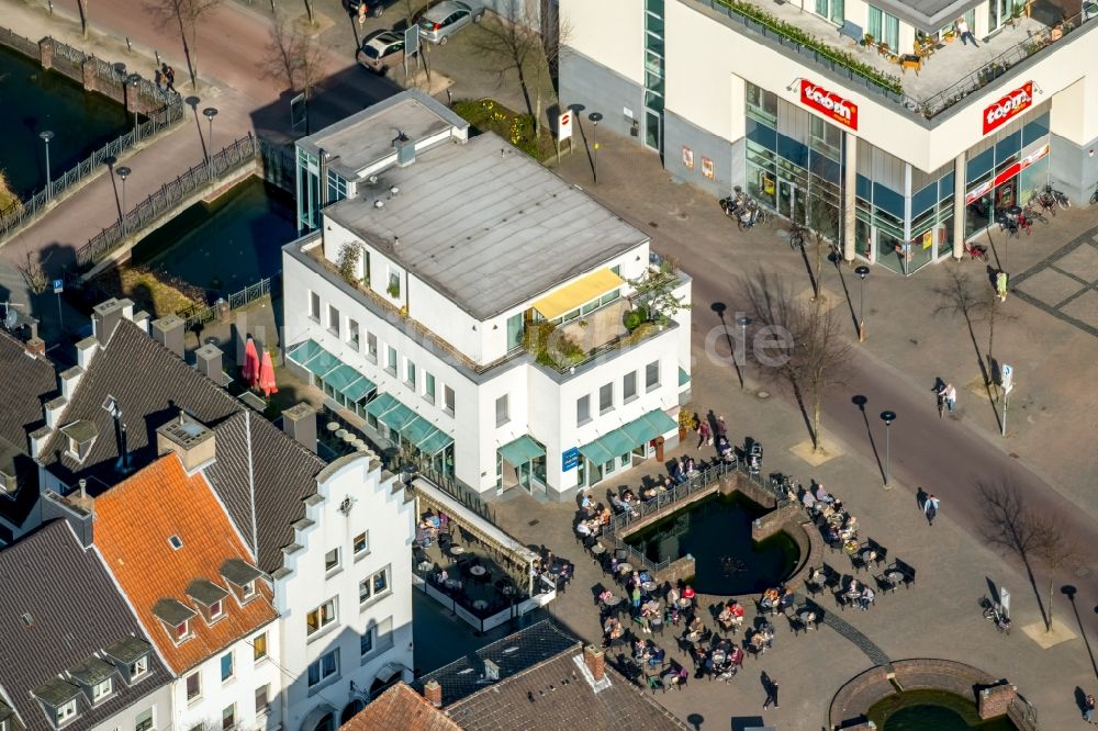 Dorsten von oben - Tische und Sitzbänke der Freiluft- Gaststätten im Altstadtadtzentrum in Dorsten im Bundesland Nordrhein-Westfalen