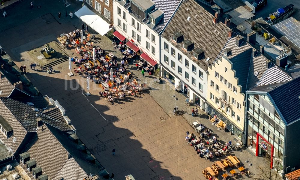 Luftaufnahme Dorsten - Tische und Sitzbänke der Freiluft- Gaststätten im Altstadtadtzentrum in Dorsten im Bundesland Nordrhein-Westfalen