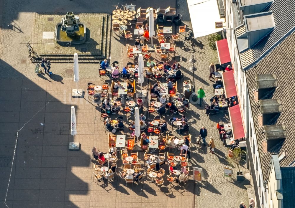 Dorsten von oben - Tische und Sitzbänke der Freiluft- Gaststätten im Altstadtadtzentrum in Dorsten im Bundesland Nordrhein-Westfalen