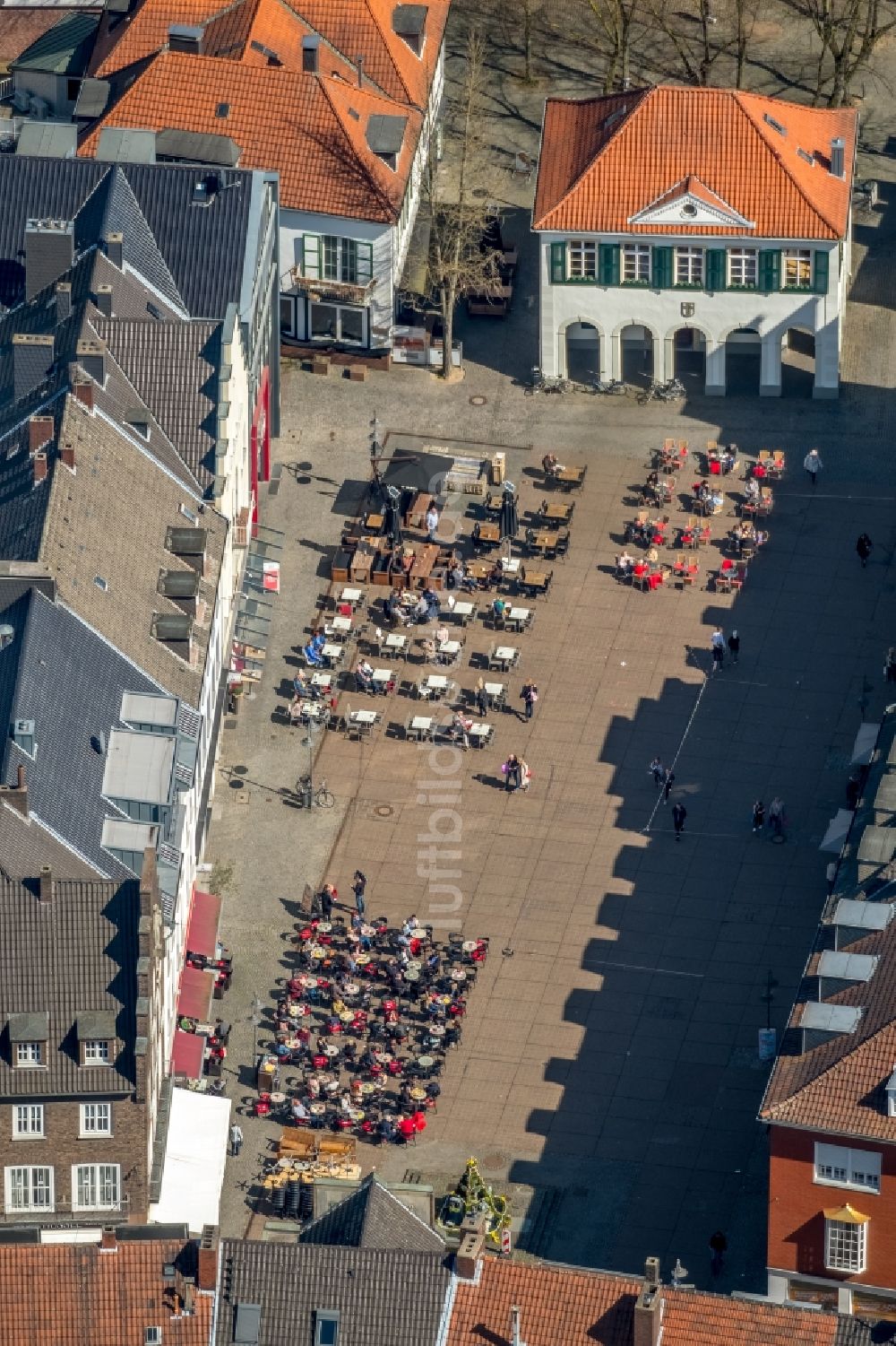 Luftaufnahme Dorsten - Tische und Sitzbänke der Freiluft- Gaststätten im Altstadtadtzentrum in Dorsten im Bundesland Nordrhein-Westfalen