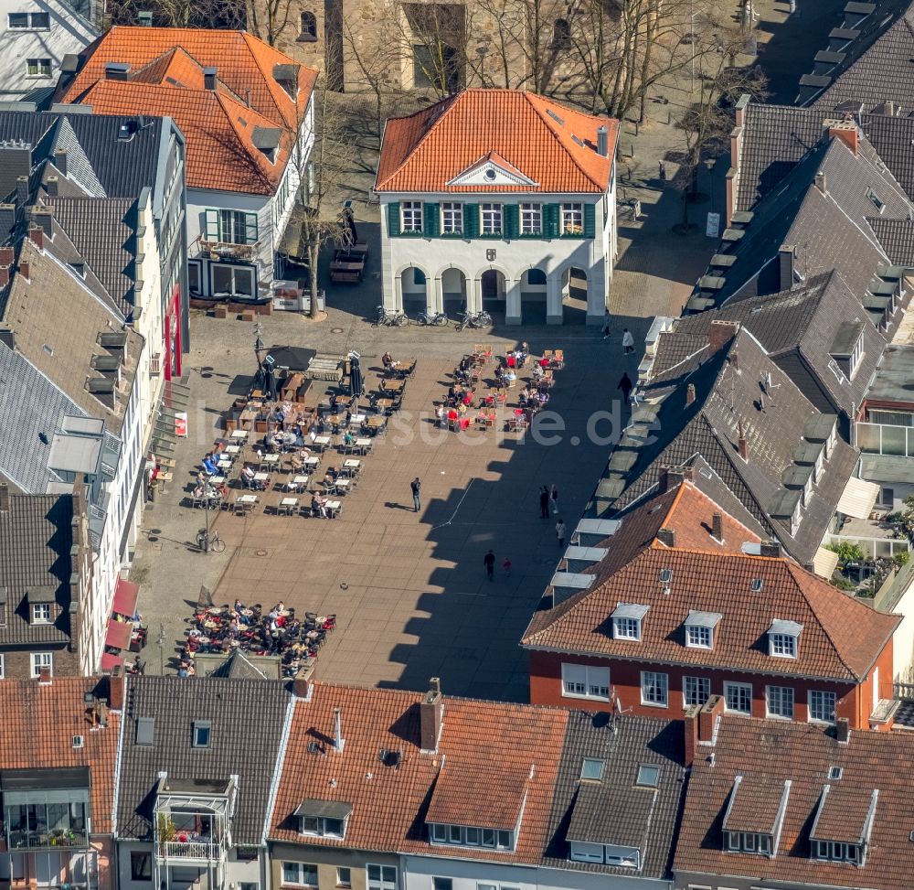 Dorsten von oben - Tische und Sitzbänke der Freiluft- Gaststätten im Altstadtadtzentrum in Dorsten im Bundesland Nordrhein-Westfalen