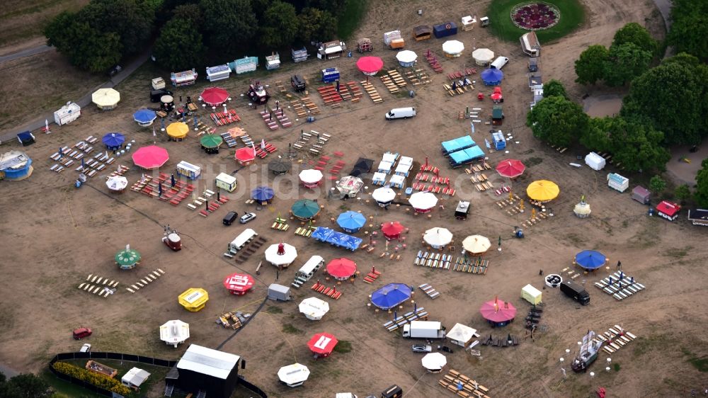 Bonn von oben - Tische und Sitzbänke der Freiluft- Gaststätten Bierbörse im Ortsteil Hochkreuz in Bonn im Bundesland Nordrhein-Westfalen, Deutschland