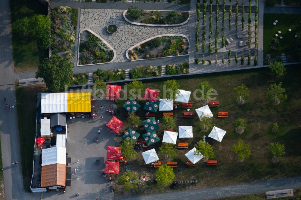 Luftbild Würzburg - Tische und Sitzbänke der Freiluft- Gaststätten Biergarten im Hubland in Würzburg im Bundesland Bayern, Deutschland