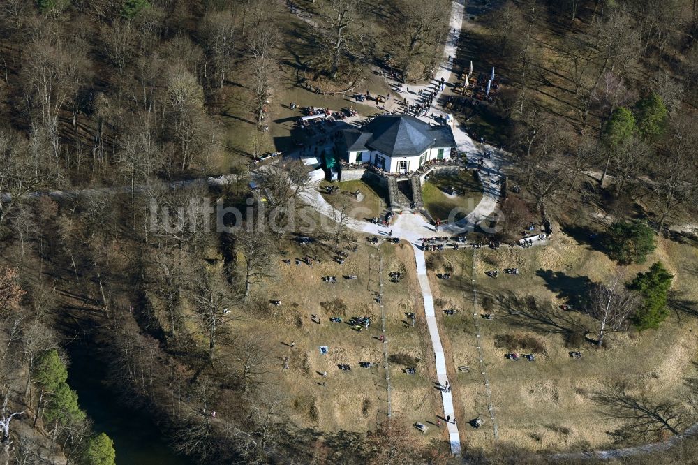 Stuttgart aus der Vogelperspektive: Tische und Sitzbänke der Freiluft- Gaststätten Bärenschlössle in Stuttgart im Bundesland Baden-Württemberg, Deutschland