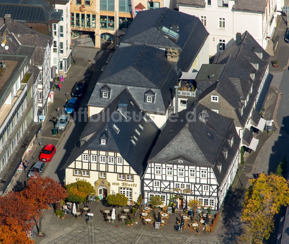 Brilon aus der Vogelperspektive: Tische und Sitzbänke der Freiluft- Gaststätten Cafe Am Markt und Restaurant Jägerhof am Marktplatz in Brilon im Bundesland Nordrhein-Westfalen