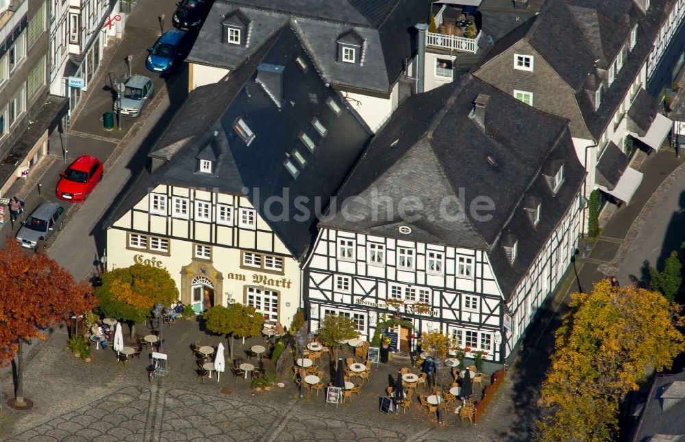 Luftbild Brilon - Tische und Sitzbänke der Freiluft- Gaststätten Cafe Am Markt und Restaurant Jägerhof am Marktplatz in Brilon im Bundesland Nordrhein-Westfalen