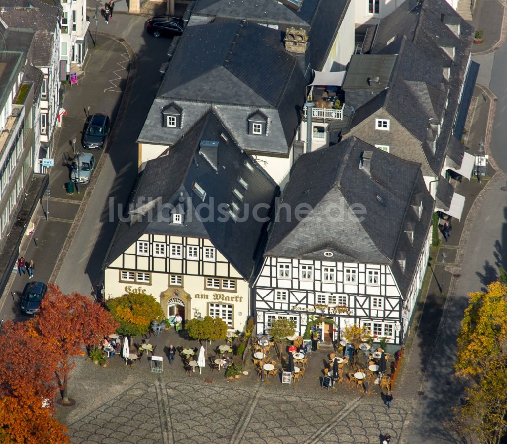 Luftaufnahme Brilon - Tische und Sitzbänke der Freiluft- Gaststätten Cafe Am Markt und Restaurant Jägerhof am Marktplatz in Brilon im Bundesland Nordrhein-Westfalen