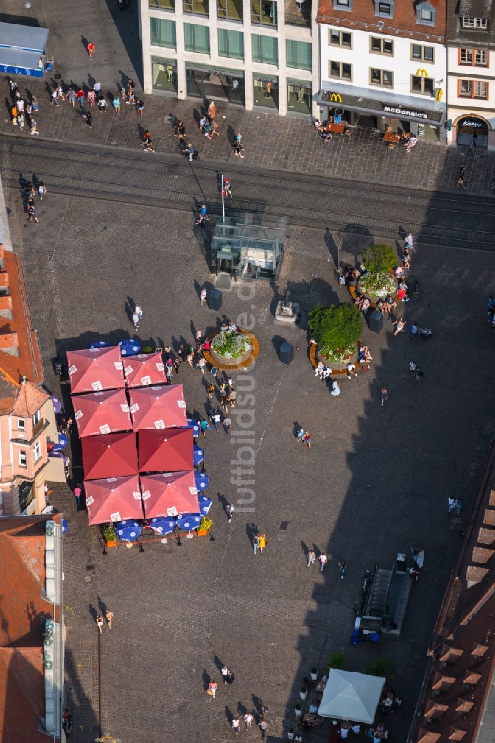 Würzburg aus der Vogelperspektive: Tische und Sitzbänke der Freiluft- Gaststätten Caféhaus Michel am Oberer Markt in Würzburg im Bundesland Bayern, Deutschland