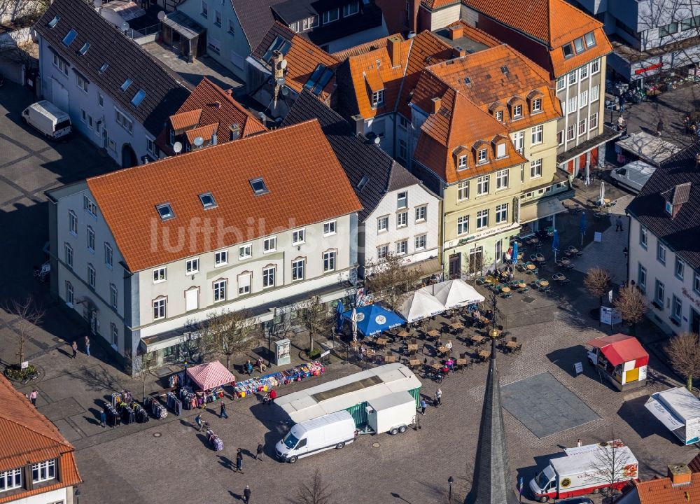 Werl von oben - Tische und Sitzbänke der Freiluft- Gaststätten Dal Paesano und Café Hemmer Conditorei Confiserie Restaurant am Markt in Werl im Bundesland Nordrhein-Westfalen, Deutschland