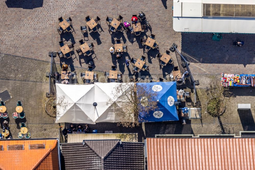 Luftaufnahme Werl - Tische und Sitzbänke der Freiluft- Gaststätten Dal Paesano und Café Hemmer Conditorei Confiserie Restaurant am Markt in Werl im Bundesland Nordrhein-Westfalen, Deutschland