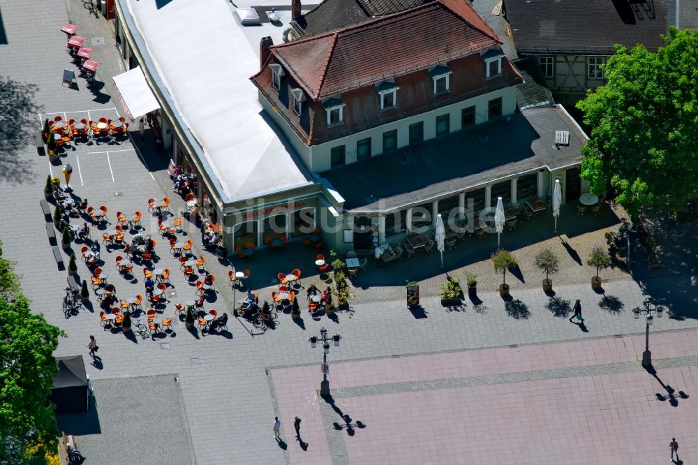 Luftbild Weimar - Tische und Sitzbänke der Freiluft- Gaststätten des Eiscafé Venezia am Theaterplatz in Weimar im Bundesland Thüringen, Deutschland