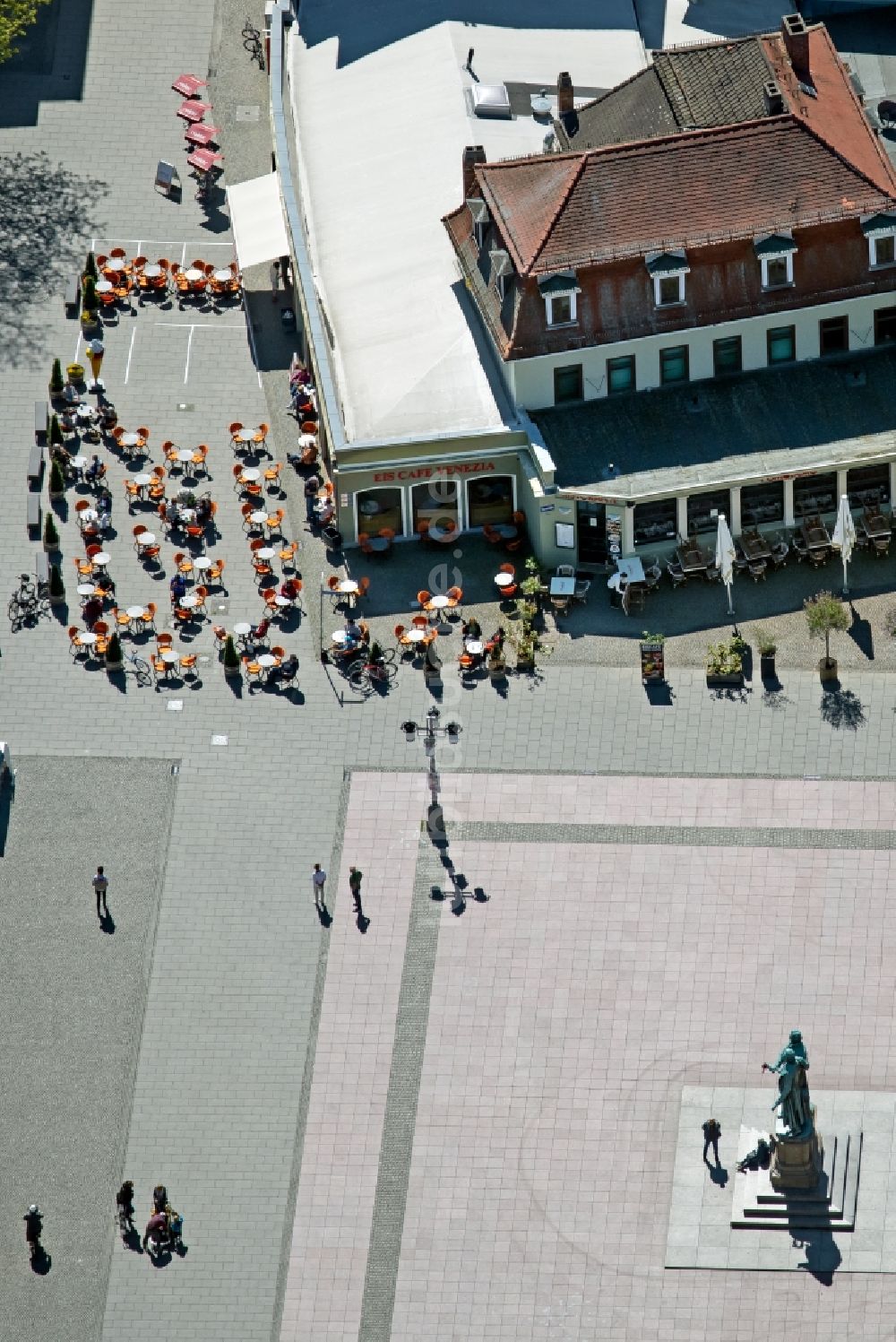 Luftaufnahme Weimar - Tische und Sitzbänke der Freiluft- Gaststätten des Eiscafé Venezia am Theaterplatz in Weimar im Bundesland Thüringen, Deutschland