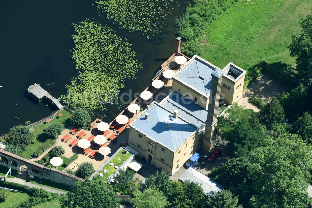 Potsdam aus der Vogelperspektive: Tische und Sitzbänke der Freiluft- Gaststätten der Gasthausbrauerei Meierei im Neuen Garten GmbH im Ortsteil Nördliche Vorstadt in Potsdam im Bundesland Brandenburg, Deutschland