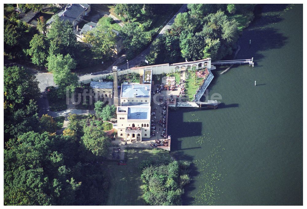 Potsdam aus der Vogelperspektive: Tische und Sitzbänke der Freiluft- Gaststätten der Gasthausbrauerei Meierei im Neuen Garten GmbH im Ortsteil Nördliche Vorstadt in Potsdam im Bundesland Brandenburg, Deutschland