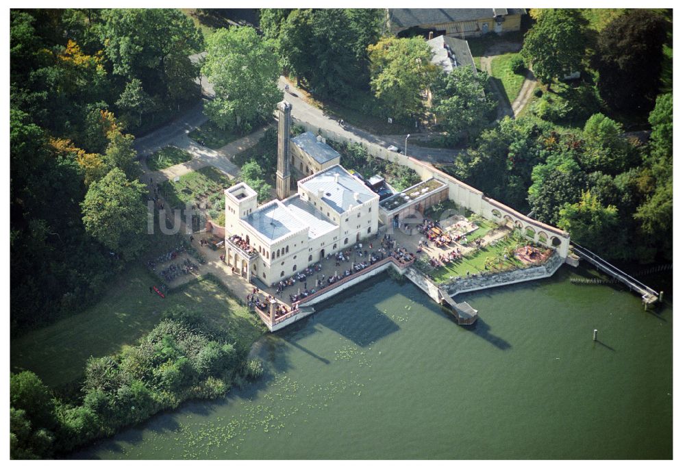 Potsdam von oben - Tische und Sitzbänke der Freiluft- Gaststätten der Gasthausbrauerei Meierei im Neuen Garten GmbH im Ortsteil Nördliche Vorstadt in Potsdam im Bundesland Brandenburg, Deutschland