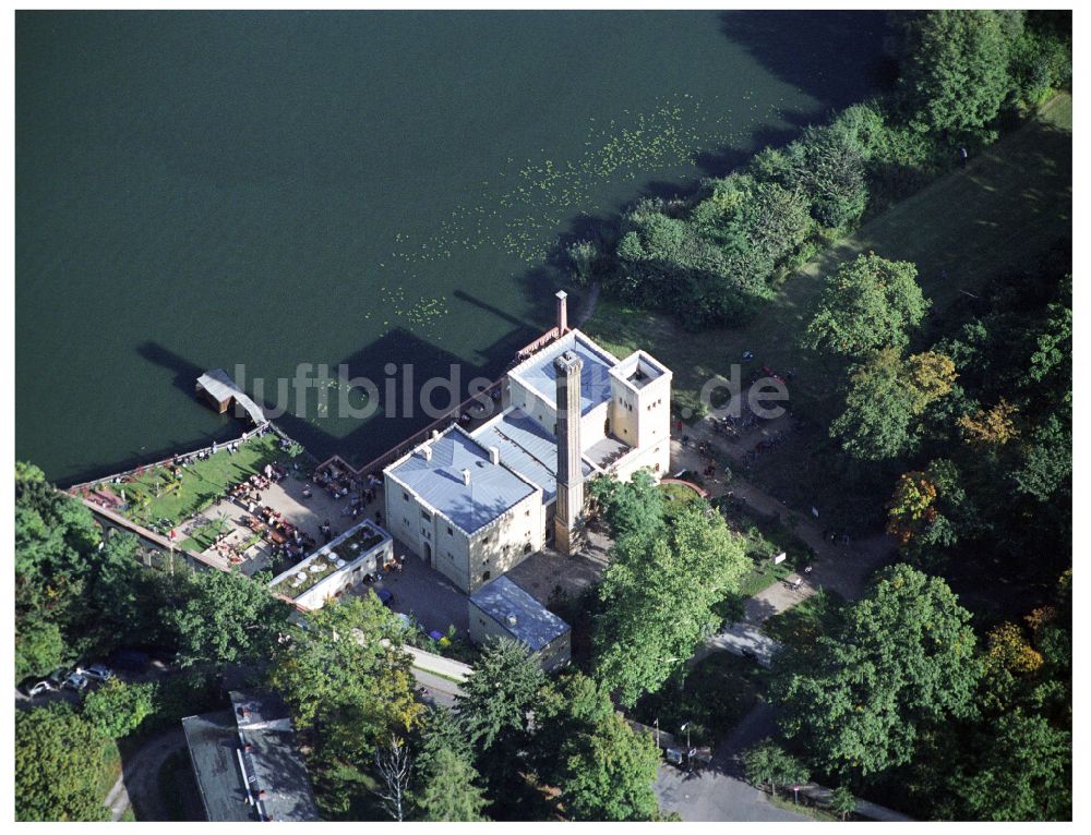 Potsdam aus der Vogelperspektive: Tische und Sitzbänke der Freiluft- Gaststätten der Gasthausbrauerei Meierei im Neuen Garten GmbH im Ortsteil Nördliche Vorstadt in Potsdam im Bundesland Brandenburg, Deutschland