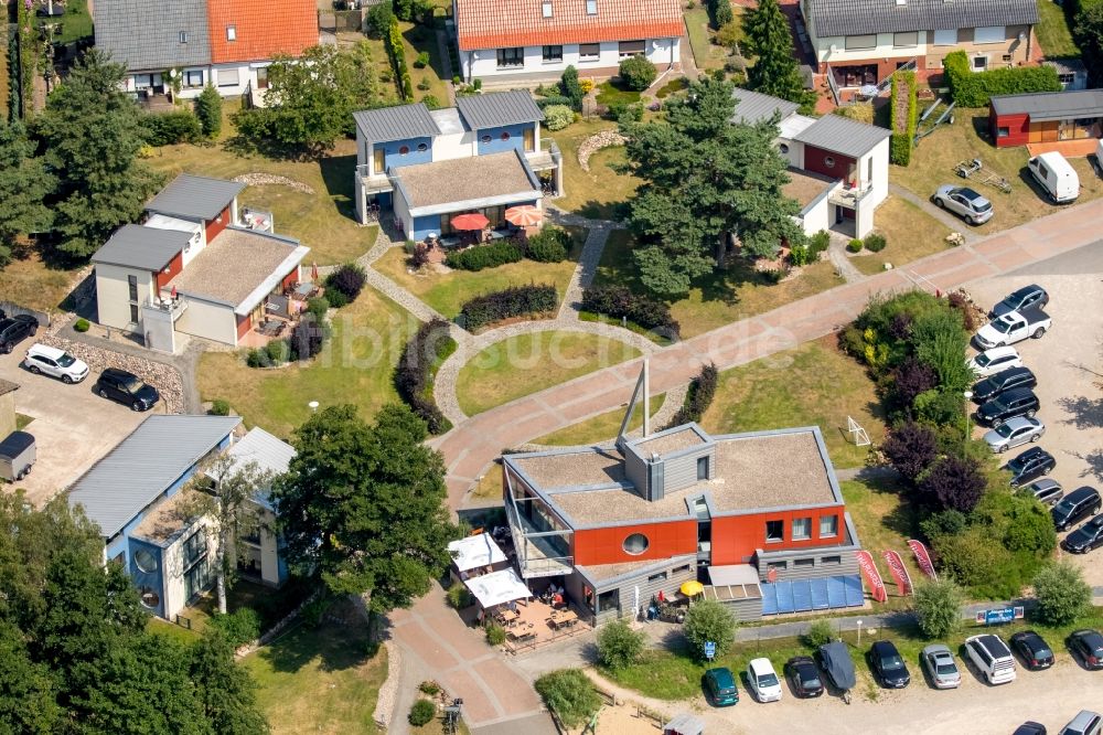 Waren (Müritz) von oben - Tische und Sitzbänke der Freiluft- Gaststätten Hafenrestaurant Marina Eldenburg am Reecksee in Waren (Müritz) im Bundesland Mecklenburg-Vorpommern