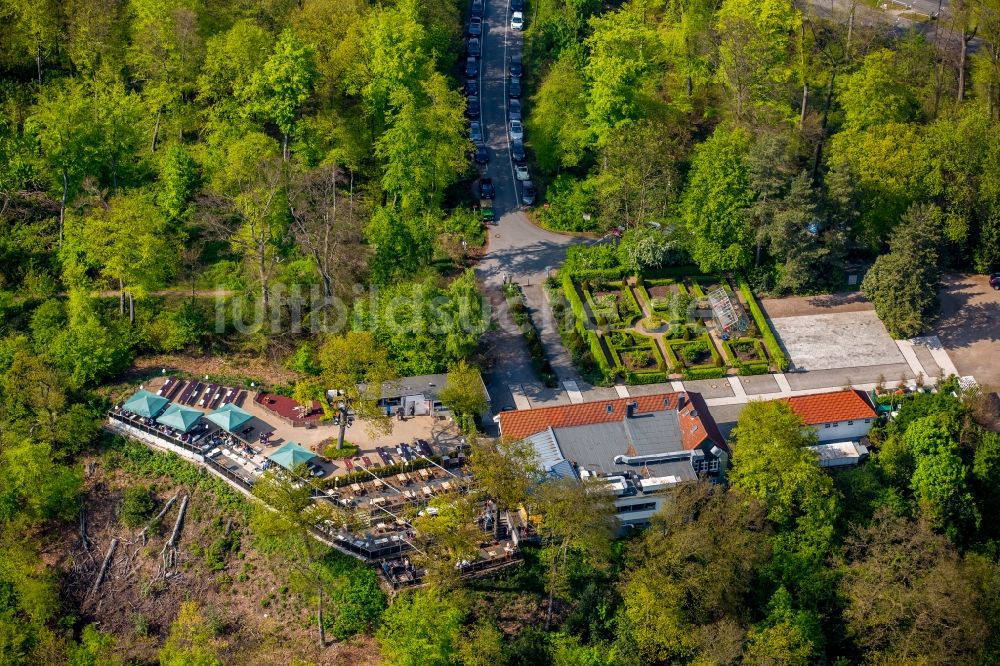 Essen aus der Vogelperspektive: Tische und Sitzbänke der Freiluft- Gaststätten Jagdhaus Schellenberg an der Heisinger Straße in Essen im Bundesland Nordrhein-Westfalen