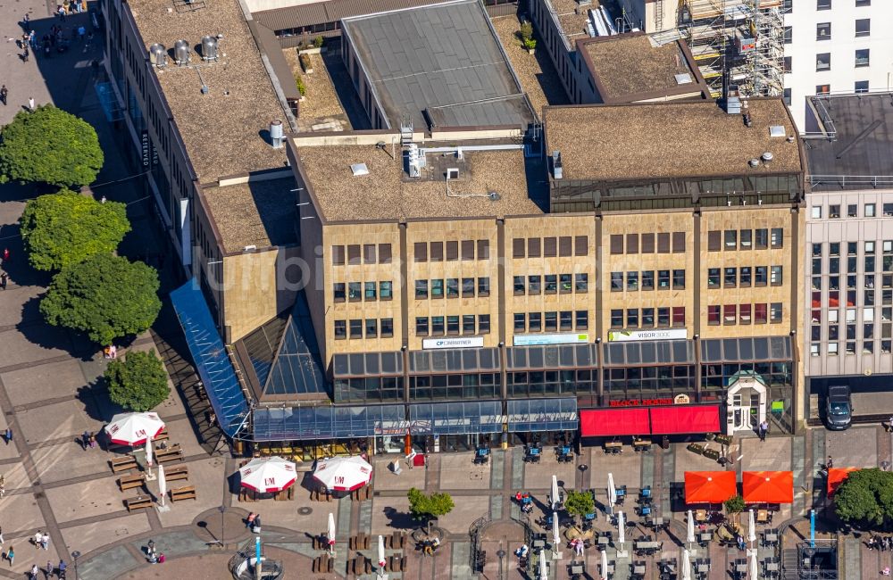 Essen von oben - Tische und Sitzbänke der Freiluft- Gaststätten am Kennedyplatz in Essen im Bundesland Nordrhein-Westfalen, Deutschland