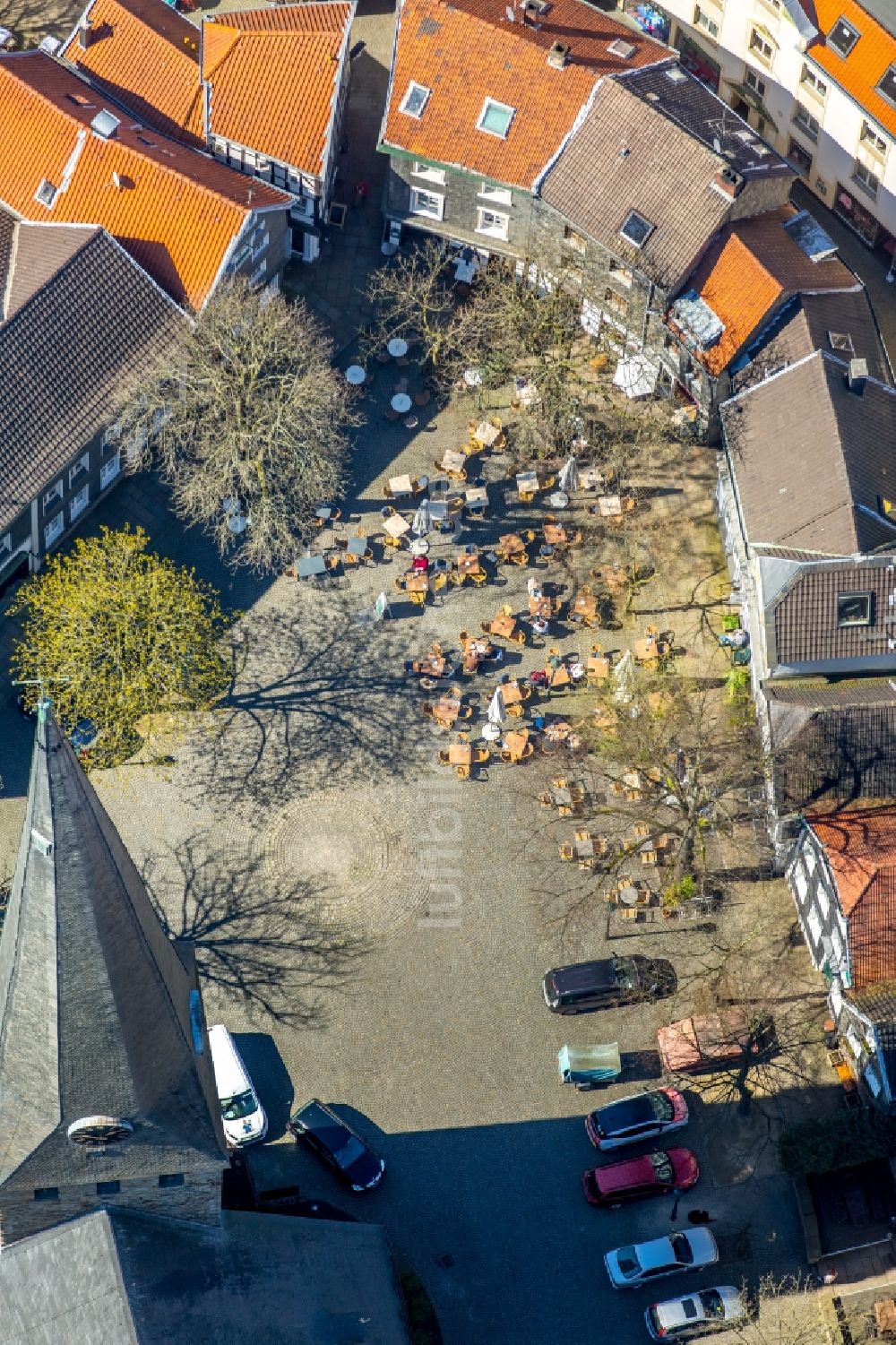 Hattingen von oben - Tische und Sitzbänke der Freiluft- Gaststätten am Kirchplatz in Hattingen im Bundesland Nordrhein-Westfalen