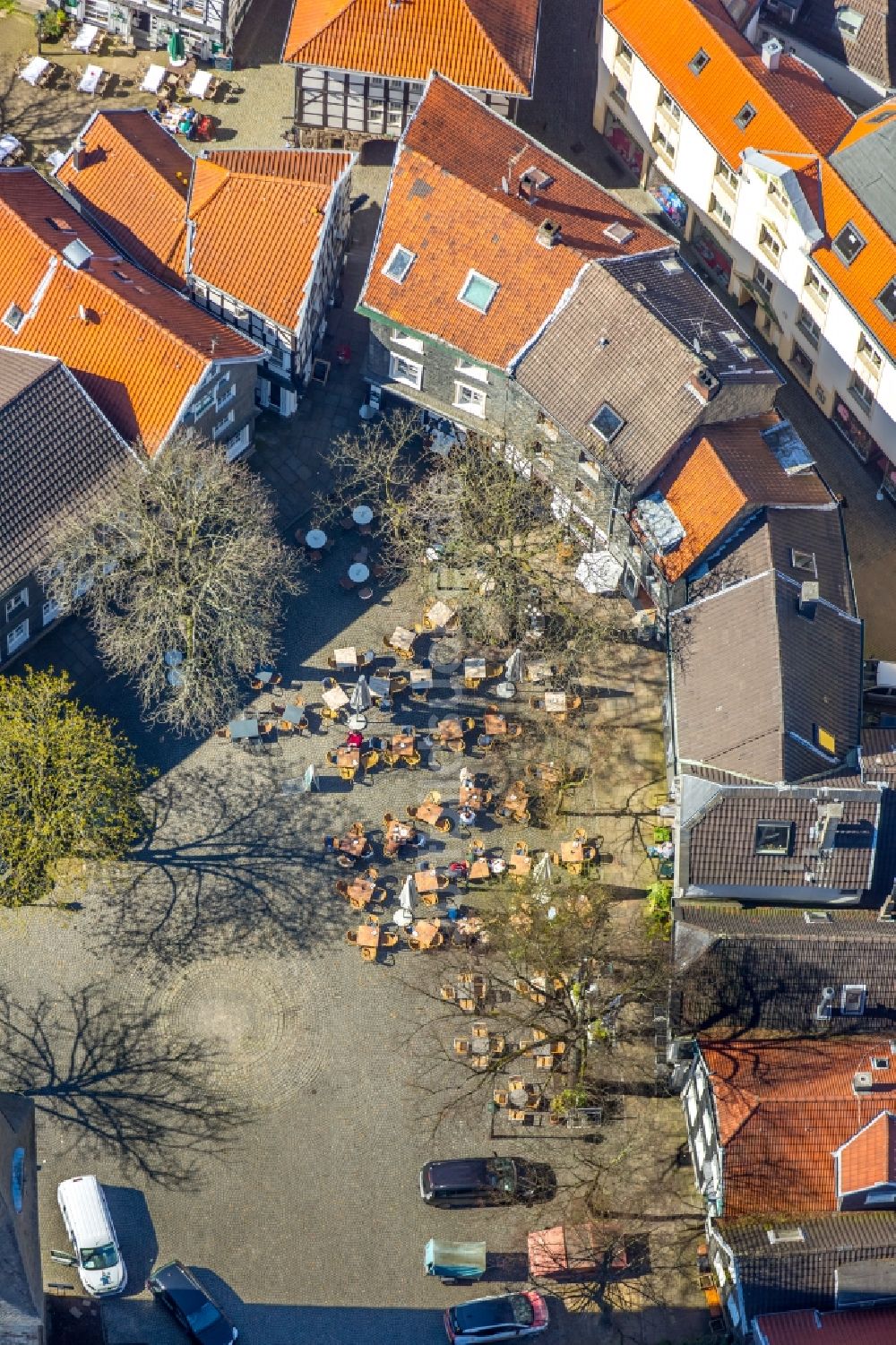 Hattingen aus der Vogelperspektive: Tische und Sitzbänke der Freiluft- Gaststätten am Kirchplatz in Hattingen im Bundesland Nordrhein-Westfalen